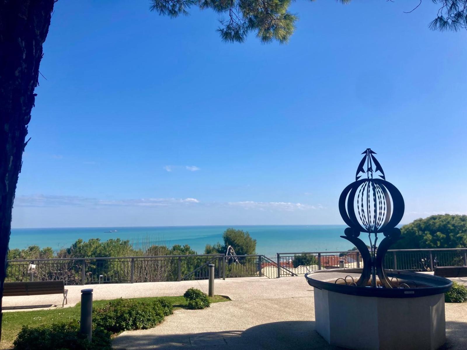 Hotel Monolocali Da Vinci Falconara Marittima Exterior foto