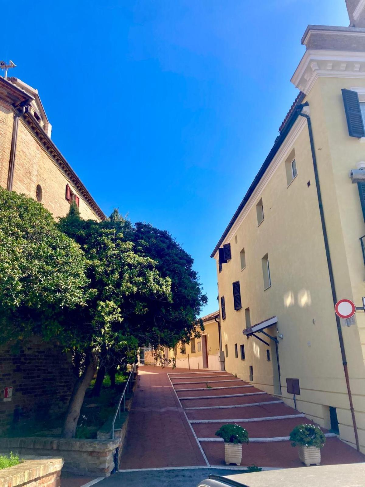 Hotel Monolocali Da Vinci Falconara Marittima Exterior foto