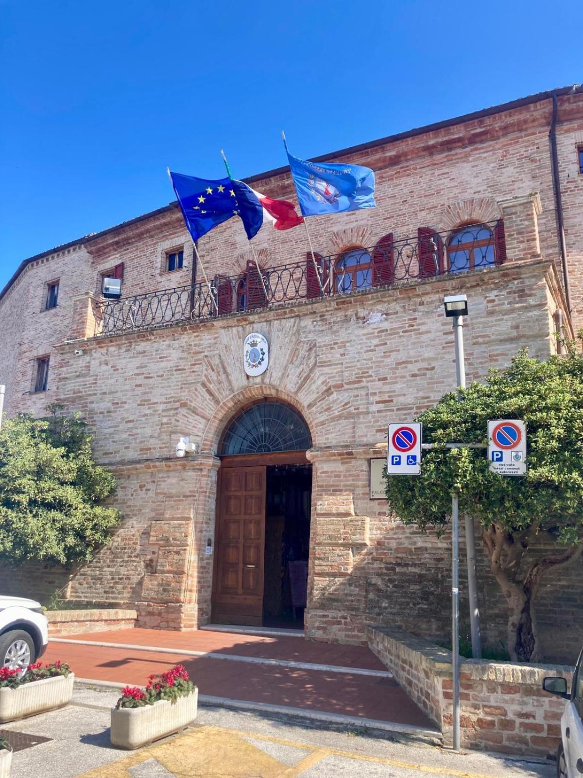 Hotel Monolocali Da Vinci Falconara Marittima Exterior foto